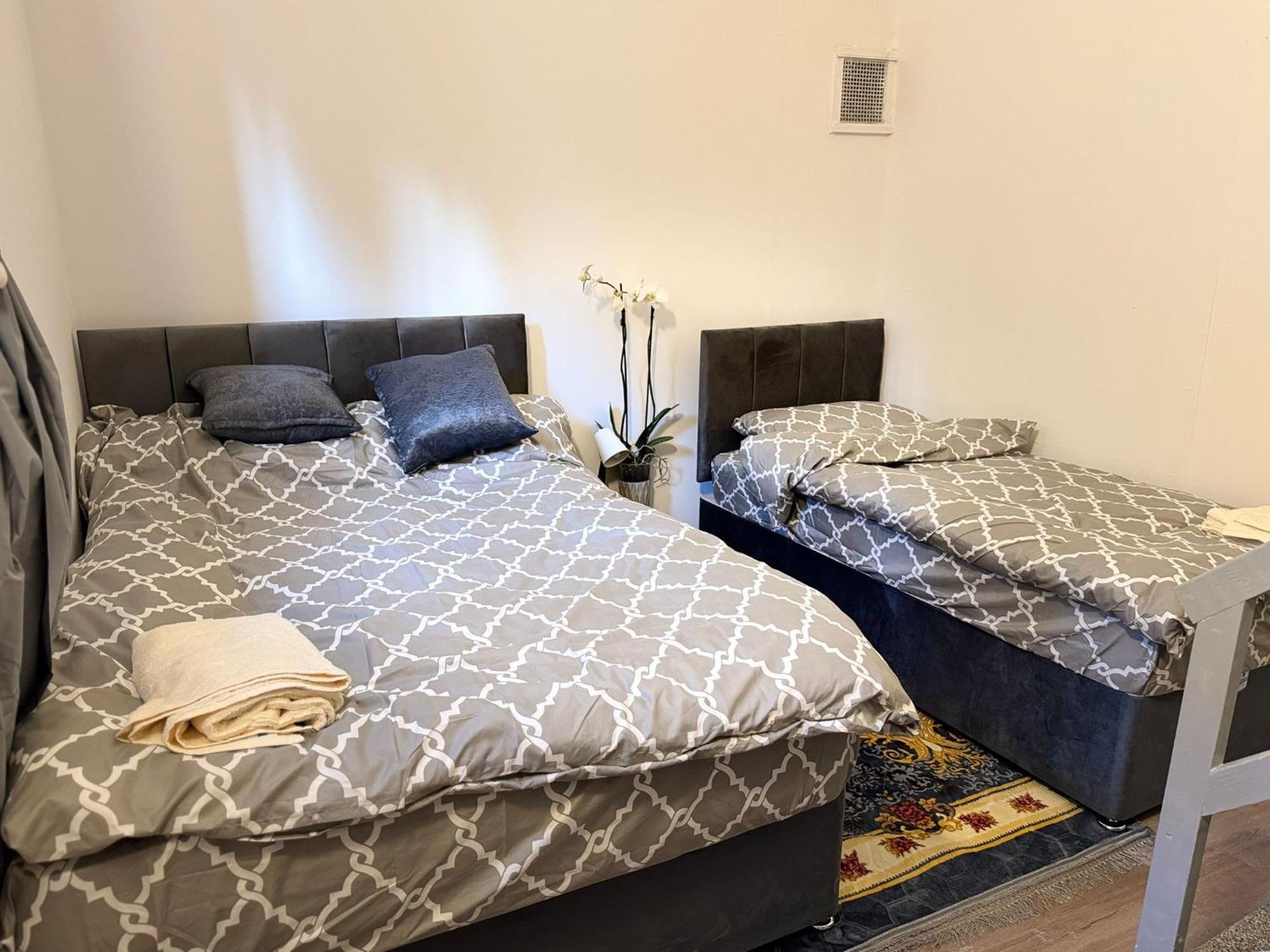 With 3 Beds- 20 Min From Bridge And Gatwick Airport Апартаменты Лондон