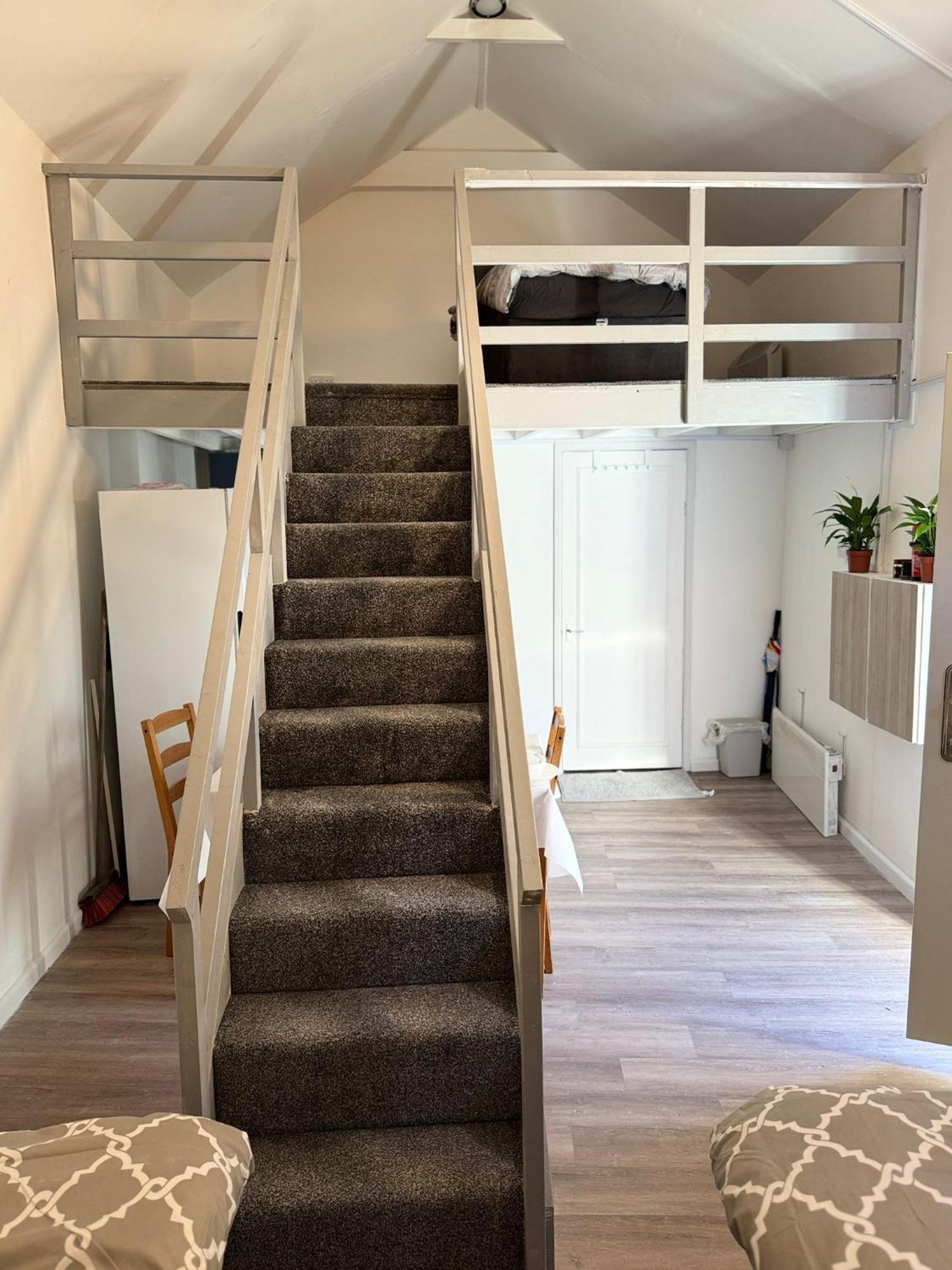 With 3 Beds- 20 Min From Bridge And Gatwick Airport * Лондон
