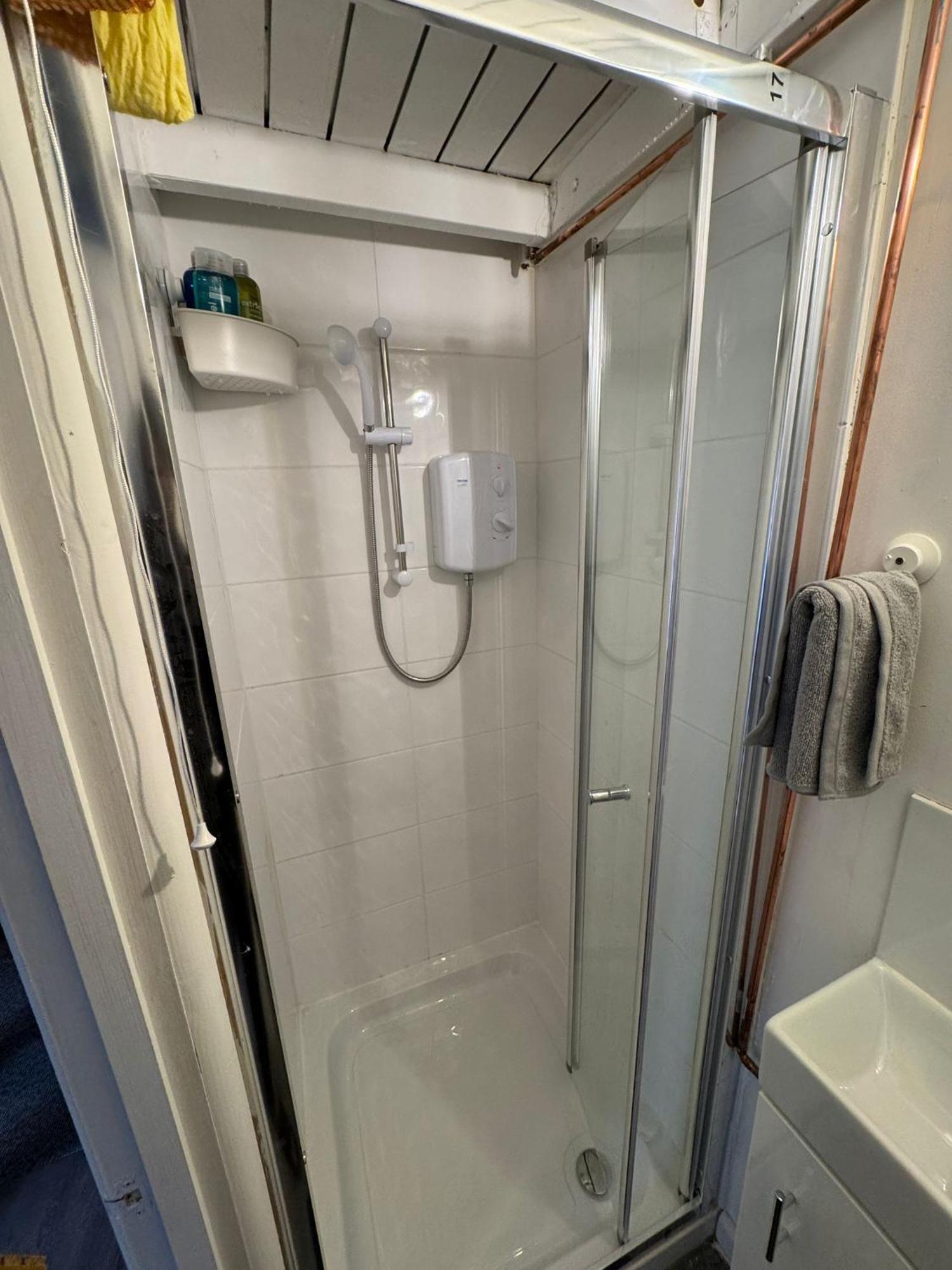 With 3 Beds- 20 Min From Bridge And Gatwick Airport Лондон