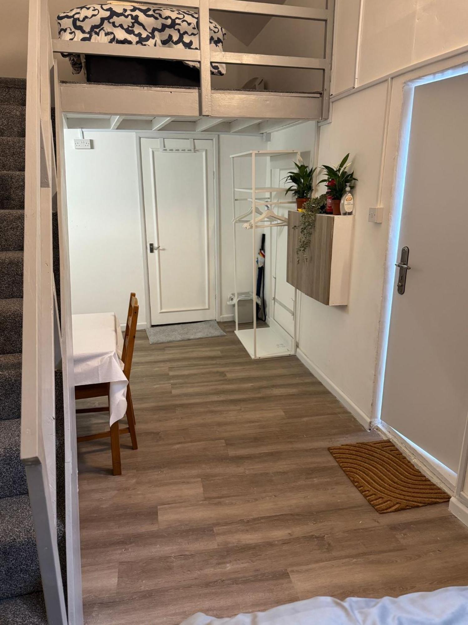 With 3 Beds- 20 Min From Bridge And Gatwick Airport Apartamento